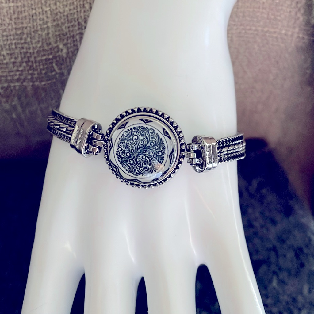 Elegant Silver Bracelet With Intricate Design
